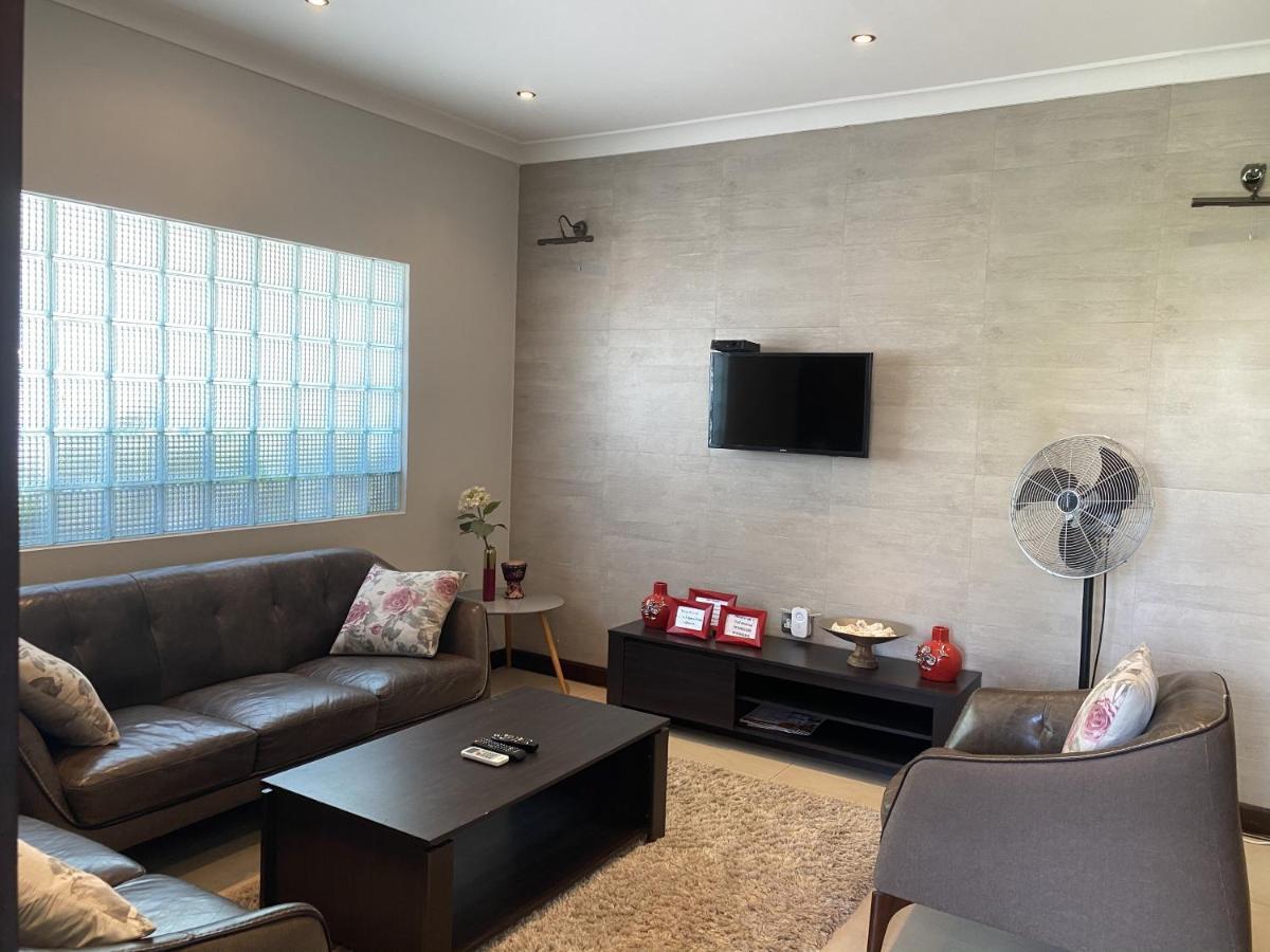 B Bakerstreet - Beautiful Two Bedroom Apartment アクラ エクステリア 写真